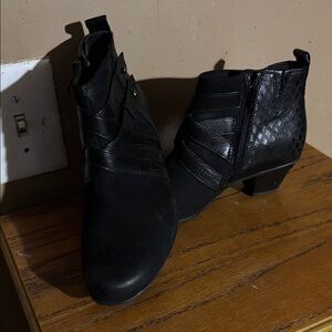 Women’s Earth brand ankle boots